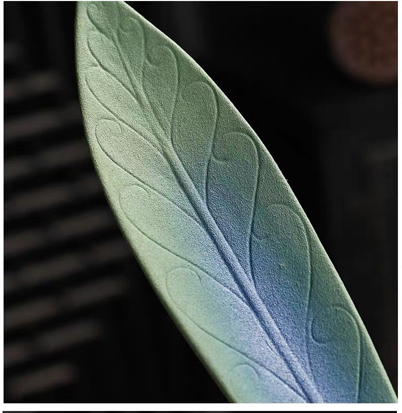 Lucky Leaf ceramic leaf vein detail