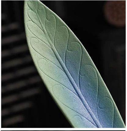 Lucky Leaf ceramic leaf vein detail